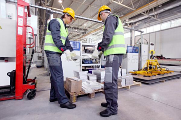 搬运铝坯的工人与物料搬运装备制造的协同发展